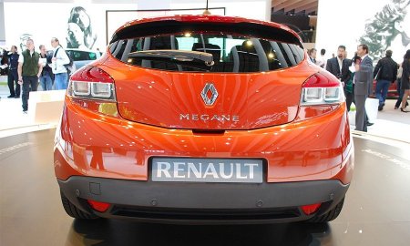 Renault распугивает окружающих “зубами вампира”