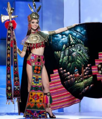 Участницы «Мисс Вселенная 2011» в национальных костюмах