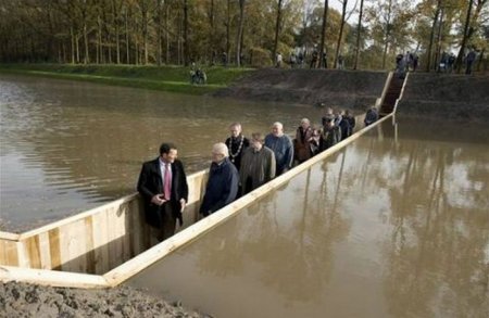 Оригинальный мост ниже уровня воды