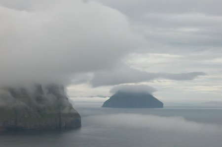 Остров с короной из облаков