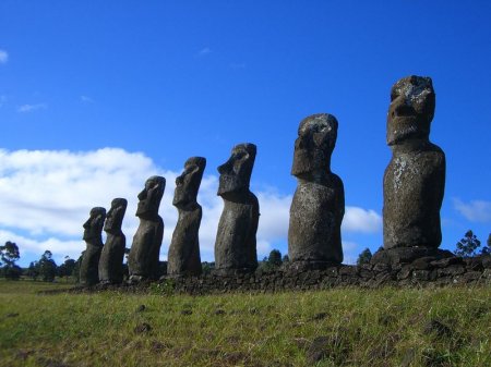 Гигантские каменные статуи на острове Пасхи